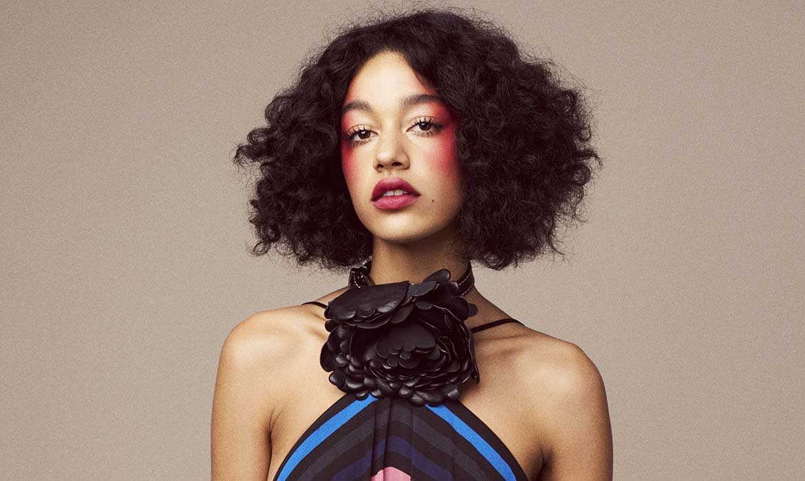 El maquillaje colorido también puede centrar la atención en tus mejillas. Solo necesitas el colorete Le Blush de L’Oréal Paris.